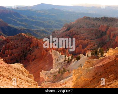 i canyon di cedro dai colori spettacolari ed erosi rompono il monumento nazionale da point supreme overlook nel sud-ovest dello utah, vicino a brian head Foto Stock