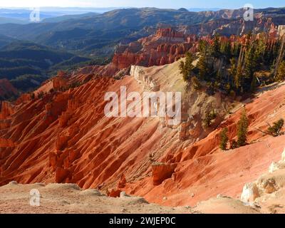 i canyon di cedro dai colori spettacolari ed erosi rompono il monumento nazionale da point supreme overlook nel sud-ovest dello utah, vicino a brian head Foto Stock