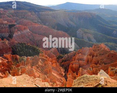 i canyon di cedro dai colori spettacolari ed erosi rompono il monumento nazionale da point supreme overlook nel sud-ovest dello utah, vicino a brian head Foto Stock