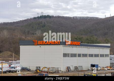 Belgrado, Serbia - 10 febbraio 2024: Costruzione di magazzino di materiali edili Bekament Company presso la zona industriale Beli Potok. Foto Stock