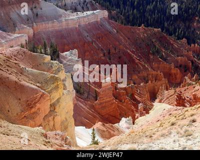 i canyon di cedro dai colori spettacolari ed erosi rompono il monumento nazionale da point supreme overlook nel sud-ovest dello utah, vicino a brian head Foto Stock