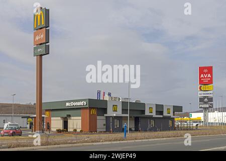 Belgrado, Serbia - 10 febbraio 2024: Fast food McDonalds con Mc Drive presso l'autostrada Ava Shopping Park. Foto Stock