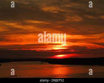 tramonto ardente sulla spiaggia di osage, lago di ozarks, missouri Foto Stock