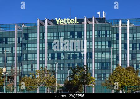 Belgrado, Serbia - 5 novembre 2023: Insegna con il logo Big Yettel Mobile Operator Company all'inizio dell'edificio degli uffici. Foto Stock