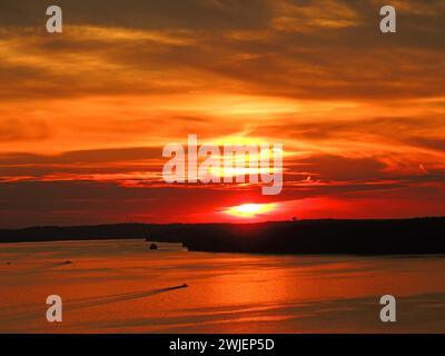 tramonto ardente sulla spiaggia di osage, lago di ozarks, missouri Foto Stock