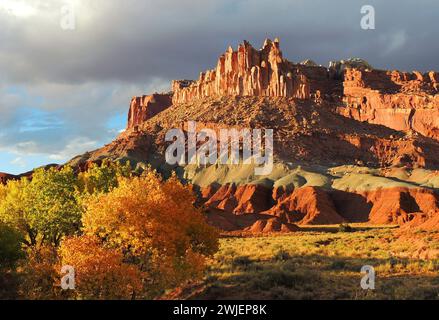 il castello e i mutevoli alberi di cottonwood lungo il fiume fremont in autunno nel parco nazionale capitol reef, utah Foto Stock