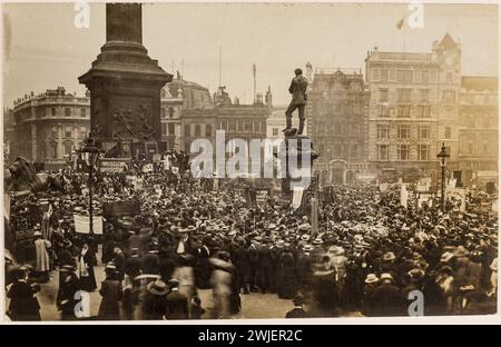 Processione NUWSS del 13 giugno 1908. Grande raduno di suffragette che chiedono il diritto di voto per le donne a Trafalgar Square, Londra, Inghilterra Foto Stock