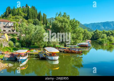 Barche ai moli del villaggio di Virpazar vicino al lago Skadar. Montenegro Foto Stock