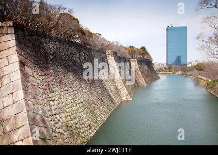 Castello di Osaka, terreni e fossato a Osaka, Giappone. Foto Stock