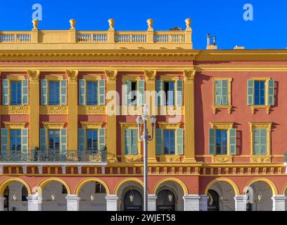 Di fronte al negozio Galeries Lafayette Nice Masséna in Avenue Jean Medecin a Nizza, sulla Costa Azzurra, Francia. Foto Stock