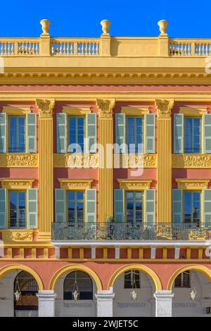 Di fronte al negozio Galeries Lafayette Nice Masséna in Avenue Jean Medecin a Nizza, sulla Costa Azzurra, Francia. Foto Stock