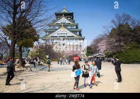 Castello di Osaka, terreni e fossato a Osaka, Giappone. Foto Stock