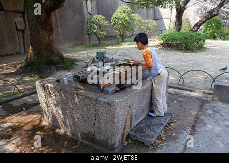 Castello di Osaka, terreni e fossato a Osaka, Giappone. Foto Stock