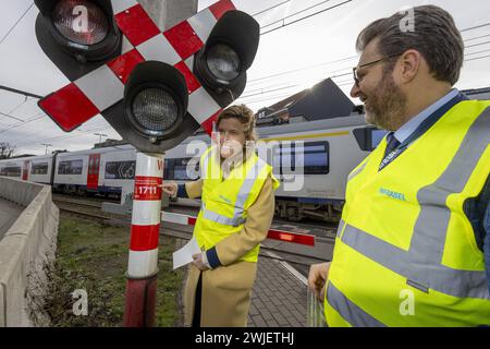 Dilbeek, Belgio. 15 febbraio 2024. Il ministro dell'interno Annelies Verlinden e l'amministratore delegato di Infrabel Benoit Gilson nella foto presentata giovedì 15 febbraio 2024 a Groot-Bijgaarden, Dilbeek, due nuovi sistemi di sicurezza della compagnia di infrastrutture ferroviarie Infrabel. BELGA FOTO NICOLAS MAETERLINCK credito: Belga News Agency/Alamy Live News Foto Stock