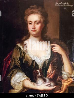 Sarah Churchill, (neé Jennings, 1660-1744), duchessa di Marlborough, con un cane piccolo, ritratto a olio su tela di Circle of John Closterman, 1680-1711 Foto Stock