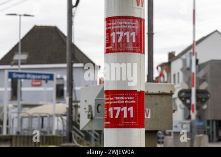 Dilbeek, Belgio. 15 febbraio 2024. Gli adesivi con il numero 1711 sono visibili sul posto di un semaforo al passaggio a livello di Groot-Bijgaarden durante la presentazione di due nuovi sistemi di sicurezza della società di infrastrutture ferroviarie Infrabel, giovedì 15 febbraio 2024, a Groot-Bijgaarden, Dilbeek. BELGA FOTO NICOLAS MAETERLINCK credito: Belga News Agency/Alamy Live News Foto Stock
