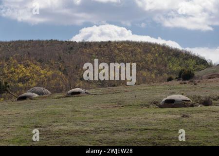 358 bunker militari in cemento costruiti in epoca comunista vicino all'autostrada SH3 vicino alla città di Prrenjas. Contea di Elbasan-Albania. Foto Stock