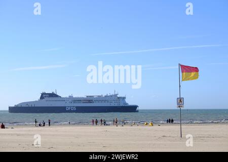 Calais, lungo la zona costiera di 'Cote d'Opale' (Francia settentrionale): La spiaggia con un traghetto DFDS al largo Foto Stock