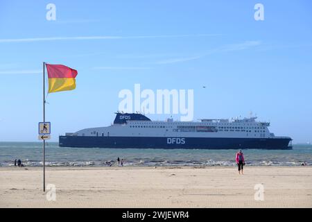 Calais, lungo la zona costiera di 'Cote d'Opale' (Francia settentrionale): La spiaggia con un traghetto DFDS al largo Foto Stock