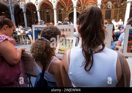 Mercato delle pulci di Lille il 3 settembre 2023 (Francia settentrionale): Venditori di libri di seconda mano presso la Vieille Bourse (Old Stock Exchange) Foto Stock