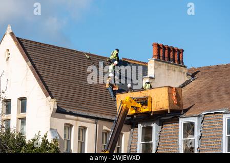 Demolizione della Nazareth House a Southend, Essex, ex convento di case di cura e residenziali gestito dalle suore di Nazareth. Rimozione dell'ardesia del tetto Foto Stock