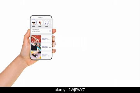 Interfaccia di un'applicazione mobile per il fitness sullo schermo di uno smartphone nella mano di una donna. Foto Stock