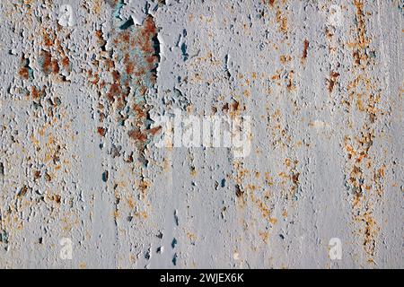 Rimozione della vernice su una superficie metallica arrugginita. Foto Stock