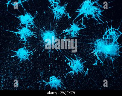 Serie di crepe blu nella finestra su sfondo nero. Struttura in vetro rotta per il design. Foto Stock