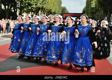 52° Lorient Interceltic Festival (Bretagna nord-occidentale Francia): Grande parata delle Nazioni celtiche il 6 agosto 2023. Il costume della band Auray Celtic Foto Stock