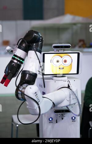 Torino, Italia - 14 febbraio 2024: Un nuovo robot collaborativo per le aziende manifatturiere alla fiera dell'intelligenza artificiale Foto Stock