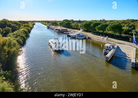 Gite in barca sul Canal du Rhone a Sete (canale Rodano-Sete), vicino a Vauvert (sud della Francia). Chiatta sul canale e punto di sosta della Gallicia. Tre Wo Foto Stock