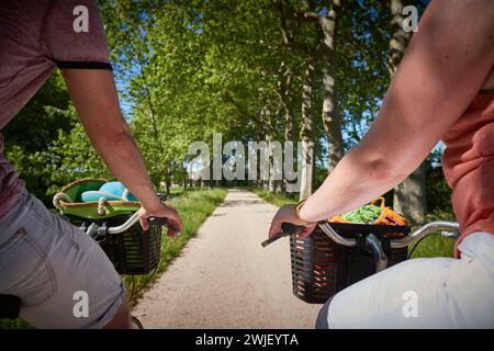 Gardouch (Francia sud-occidentale): Giovane coppia in bicicletta lungo le rive del Canal du Midi. Il Canal du Midi è registrato come un World H dell'UNESCO Foto Stock