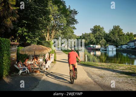 Gardouch (Francia sud-occidentale): Giro in bicicletta lungo il Canal du Midi, vicino alla chiusa di Gardouch, e la casa del guardiano trasformata in un ristorante. Il Foto Stock