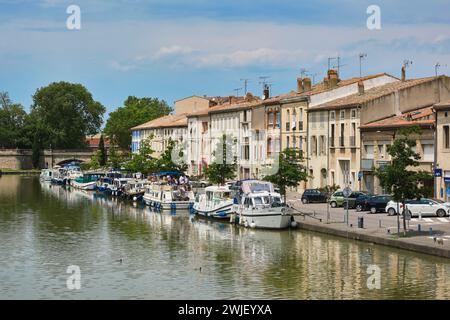 Castelnaudary (sud della Francia): Chiatte ormeggiate nel porto fluviale, sul Canal du Midi. Il Canal du Midi è registrato come patrimonio mondiale dell'UNESCO Foto Stock