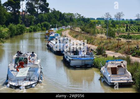 Noleggio barche sul Canal du Midi, nella zona di Capestang (sud della Francia). Il Canal du Midi è registrato come sito patrimonio dell'umanità dell'UNESCO. Foto Stock