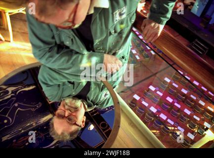 L'autore e artista Alasdair Grey, scrittore del libro Poor Things at guarda in uno specchio sul soffitto che ha dipinto a Oran Mor, Foto Stock