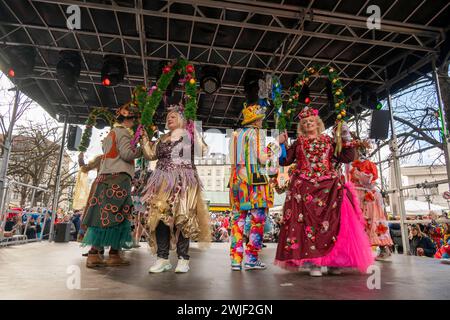 Monaco di Baviera, Faschingsdienstag auf dem Viktualienmarkt, Die Tanzenden Marktweiber *** Monaco di Baviera, martedì grasso al Viktualienmarkt, le donne del mercato danzante Foto Stock