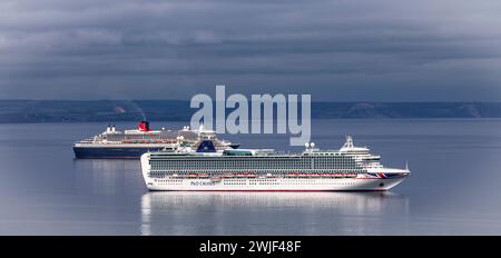 Queen Mary 2 e P&o Ventura ad Anchor a Labrador Bay, Devon, Regno Unito Foto Stock