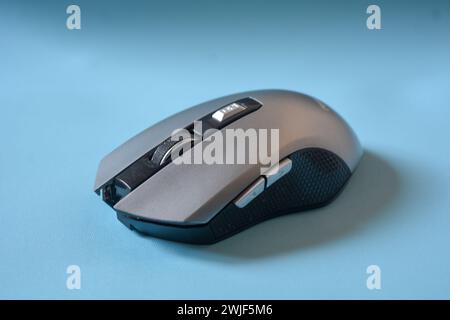 Mouse di colore grigio su sfondo blu. Foto Stock