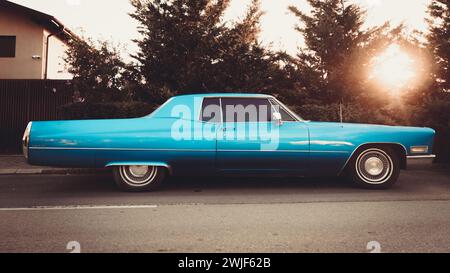 Vintage Luxury cadillac coupé blu retrò deville sulla strada addict dalle auto retrò Foto Stock