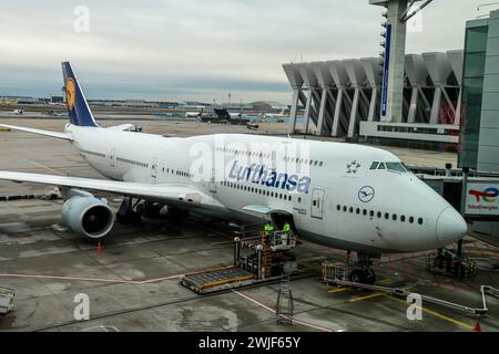 D-ABYR Lufthansa Boeing 747-830, Brema, am Flughafen Francoforte sul meno-Flughafen. Fra/EDDF - Betreiber Fraport. Francoforte sul meno, Assia, DEU, Deutschland, 14.02.2024 *** D ABYR Lufthansa Boeing 747 830, Brema, presso l'aeroporto di Francoforte sul meno sul meno Reno operatore fra EDDF Fraport Francoforte sul meno, Assia, DEU, Germania, 14 02 2024 Foto Stock