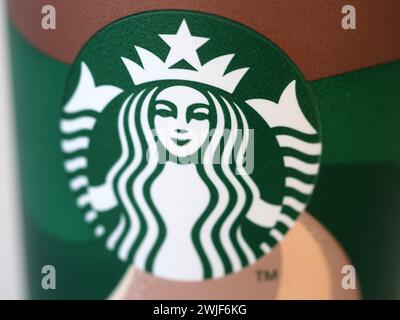 Baviera, Germania - 15 febbraio 2024: In questa illustrazione fotografica, logo Starbucks su tazza di carta Foto Stock