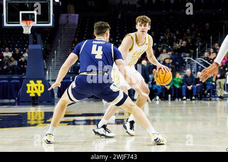 14 febbraio 2024: La guardia di Notre Dame J.R. Konieczny (20) lancia la palla mentre la guardia della Georgia Tech Carter Murphy (4) difende durante la partita di basket NCAA tra i Georgia Tech Yellow Jackets e i Notre Dame Fighting Irish al Purcell Pavilion al Joyce Center di South Bend, Indiana. John Mersits/CSM. Foto Stock