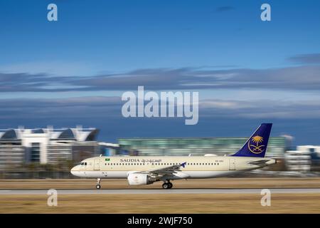 Saudi Arabian Airlines Airbus A320-214 con numero di targa dell'aeromobile HZ-ASC inizia sulla pista sud 26L dell'aeroporto MUC di Monaco EDDM Foto Stock