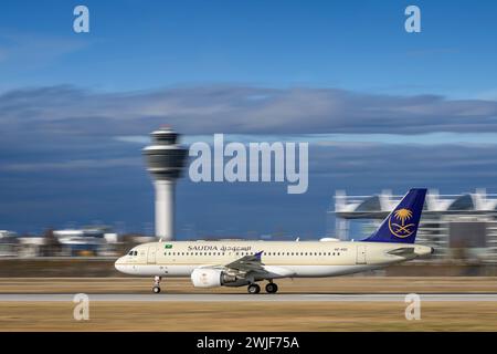 Saudi Arabian Airlines Airbus A320-214 con numero di targa dell'aeromobile HZ-ASC inizia sulla pista sud 26L dell'aeroporto MUC di Monaco EDDM Foto Stock