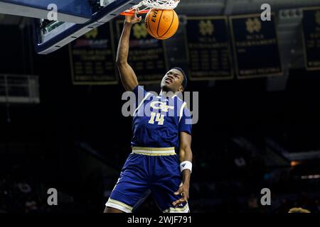 14 febbraio 2024: La guardia della Georgia Tech Kowacie Reeves Jr. (14) sbatte la palla durante la partita di basket NCAA tra i Georgia Tech Yellow Jackets e i Notre Dame Fighting Irish al Purcell Pavilion al Joyce Center di South Bend, Indiana. John Mersits/CSM. Foto Stock