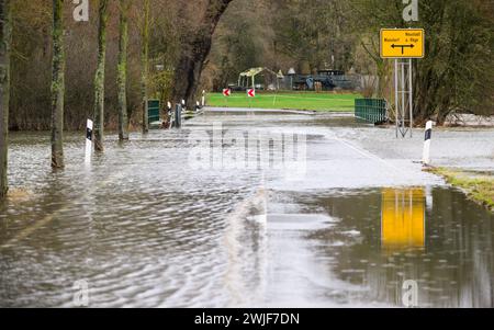 15 febbraio 2024, bassa Sassonia, Neustadt am Rübenberge: Il fiume Leine inonda una strada di campagna vicino a Bordenau nella regione di Hannover. Il livello dell'acqua di alcuni fiumi rimane alto in diverse località della bassa Sassonia. Secondo l’Agenzia per la gestione delle acque della bassa Sassonia, la difesa costiera e la conservazione della natura (NLWKN), il giovedì mattina sette punti di misurazione hanno mostrato il più alto dei tre livelli di allarme per le zone interne. Foto: Julian Stratenschulte/dpa Foto Stock