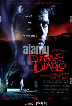 El espinazo del diablo (2001) diretto da Guillermo del Toro e interpretato da Marisa Paredes, Eduardo Noriega e Federico Luppi. Ambientato nel 1939 durante la guerra civile spagnola, un ragazzo orfano scopre che la sua scuola è infestata e ha molti segreti oscuri. Poster in spagnolo ***SOLO PER USO EDITORIALE***. Crediti: BFA / Warner Sogefilms Foto Stock