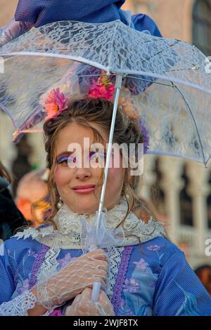 VENEZIA, ITALIA, 3 febbraio 2024: Il Carnevale di Venezia è un festival famoso in tutto il mondo per i suoi elaborati costumi Foto Stock