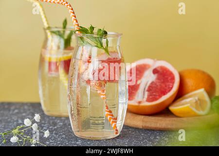 Acqua detox estiva vitaminizzata. Rinfrescanti cocktail estivi con agrumi. Bevande a basso contenuto di alcol e a prova di zero Foto Stock